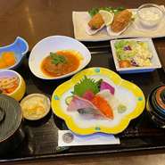 お刺身盛合せ、選べるおかず二種、おばんざい、サラダ、ごはん、味噌汁、漬物
