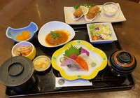 お刺身盛合せ、選べるおかず二種、おばんざい、サラダ、ごはん、味噌汁、漬物