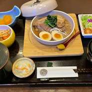 南伊勢の美稲豚のバラ肉を2日がかりでとろりとやわらかく煮込みます。
おばんざい、サラダ、ごはん、味噌汁、漬物