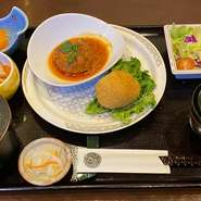 蟹クリームコロッケ＆煮込みハンバーグのセット
おばんざい、サラダ、ごはん、味噌汁、漬物