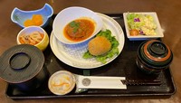 蟹クリームコロッケ&煮込みハンバーグのセット
おばんざい、サラダ、ごはん、味噌汁、漬物