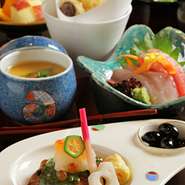 数々の日本料理コンテストで入賞した親方は、地もの食材をベースに一品、一品、まごころ込めてつくります。料理の味はもちろん、器も一品、一品の料理にあったものを使用しております。