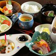 日替わりランチは1080円！　レディースランチは1300円！　子供、キッズメニューもご用意できますので、お気軽にお問い合わせ下さい！