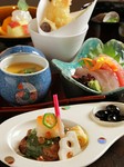 お刺身、天ぷら、小鉢、焼物、茶碗蒸し、お新香、ご飯、みそ汁、デザート、コーヒー付