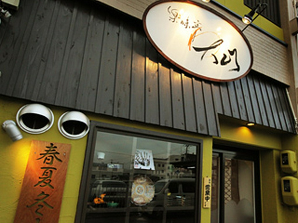 商工会議所前。黄色い壁が目印！