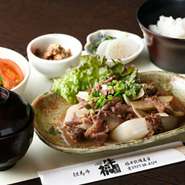 上質黒毛和牛薄切肉を甘辛タレで炒めました。ご飯が進む人気メニュー。小鉢・サラダ・ご飯・汁物・香の物付