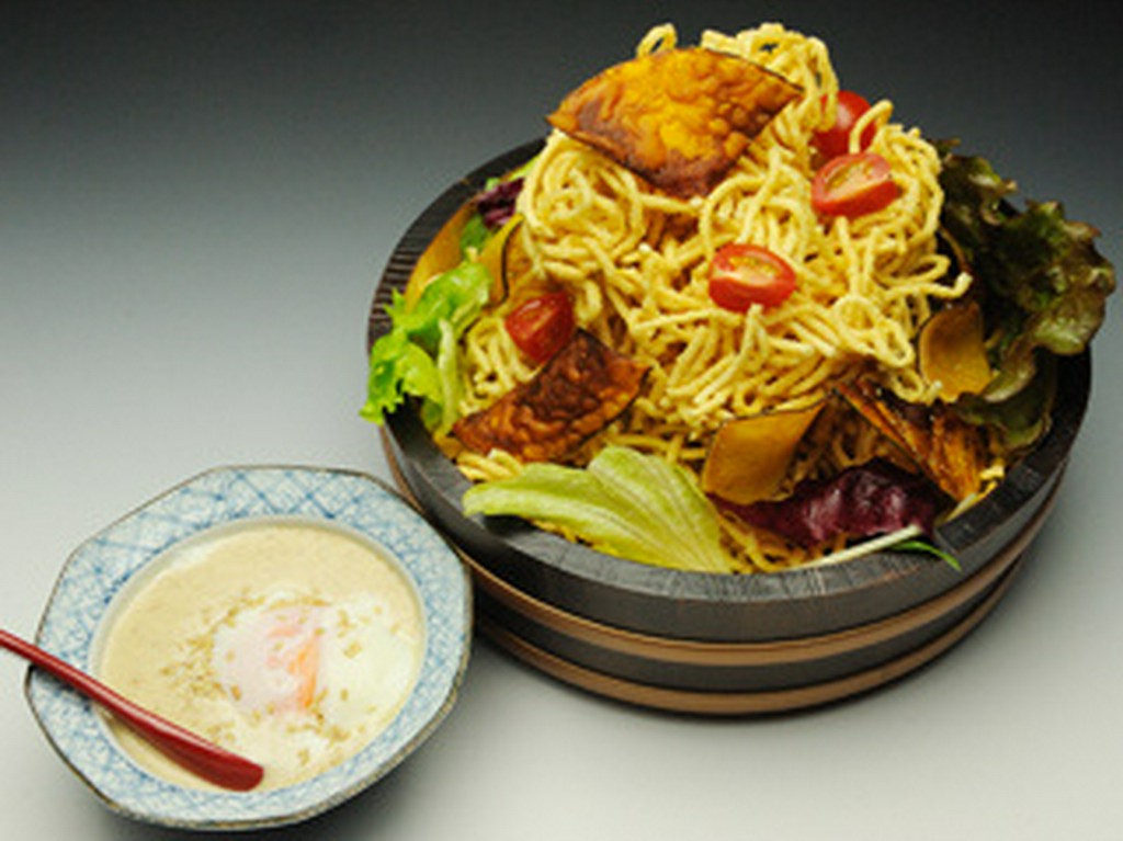 あごすけサラダ！女性にも大人気