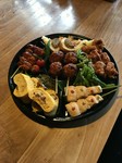 焼鳥、唐揚げ、その他人気メニューを入れたオードブル