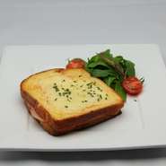 スイス産グリエールチーズとボンレスハムを、はさんでバターで焼き上げた、パリ定番のサンド

