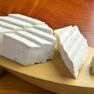 五箇山とうふ（堅豆腐）を使用しております。
古くから受継がれた五箇山とうふをお楽しみ下さい。