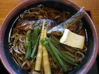 五箇山で採れた山菜と揚げた岩魚が1本入っています。
揚げた岩魚と出汁の相性が抜群です。