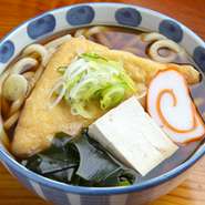 五箇山の大きな油揚げを使用しています。
特注油揚げです。