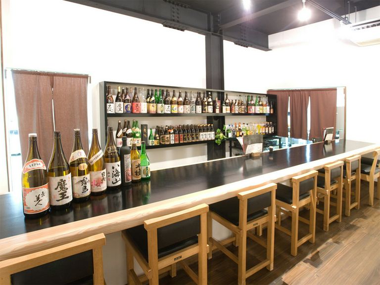 カウンター席。ゆったり8席。