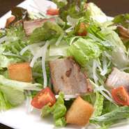 国産豚を使用した自家製ベーコンとデカクルトンを使ったサラダです。ぜひ1度食べてみて。