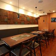 木の温もりが伝わるシックな店内は、「女子会」「パーティー」「宴会」「デート」にも好評です。落ち着いてお食事が愉しめるので接待など御もてなしのシーンにも使えます。
