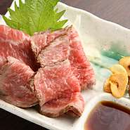 木の温もりが落ち着くシックな店内は、女性のお客様に好評です。お好み焼きだけではなく、旬の山海の幸が愉しめる「やきやき盛合わせ（牛肉、豆腐、野菜）」や「和牛のたたき」が充実。飲み放題コース「4500円～」!!