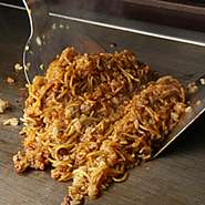 伊丹駅のそばなのでご集合にも便利です。お好み焼きだけでなく、旬の山海の幸をたっぷり使った鉄板焼き各種が充実です。お料理は全品、お客様の目の前でスタッフが焼き上げます。ごゆっくりお愉しみ下さい。