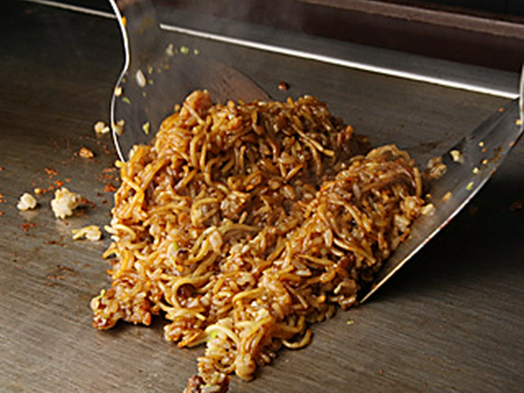 特製ソースで作るそばめし