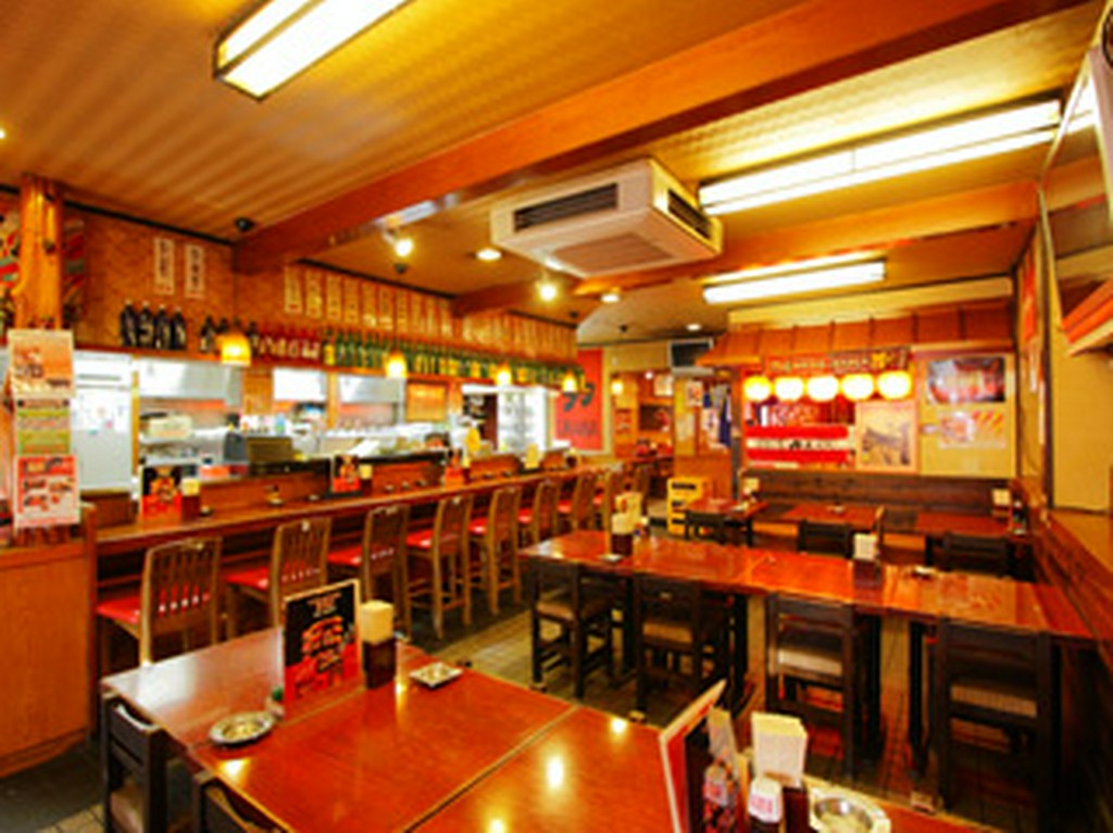 明るく楽しく飲める雰囲気の店内