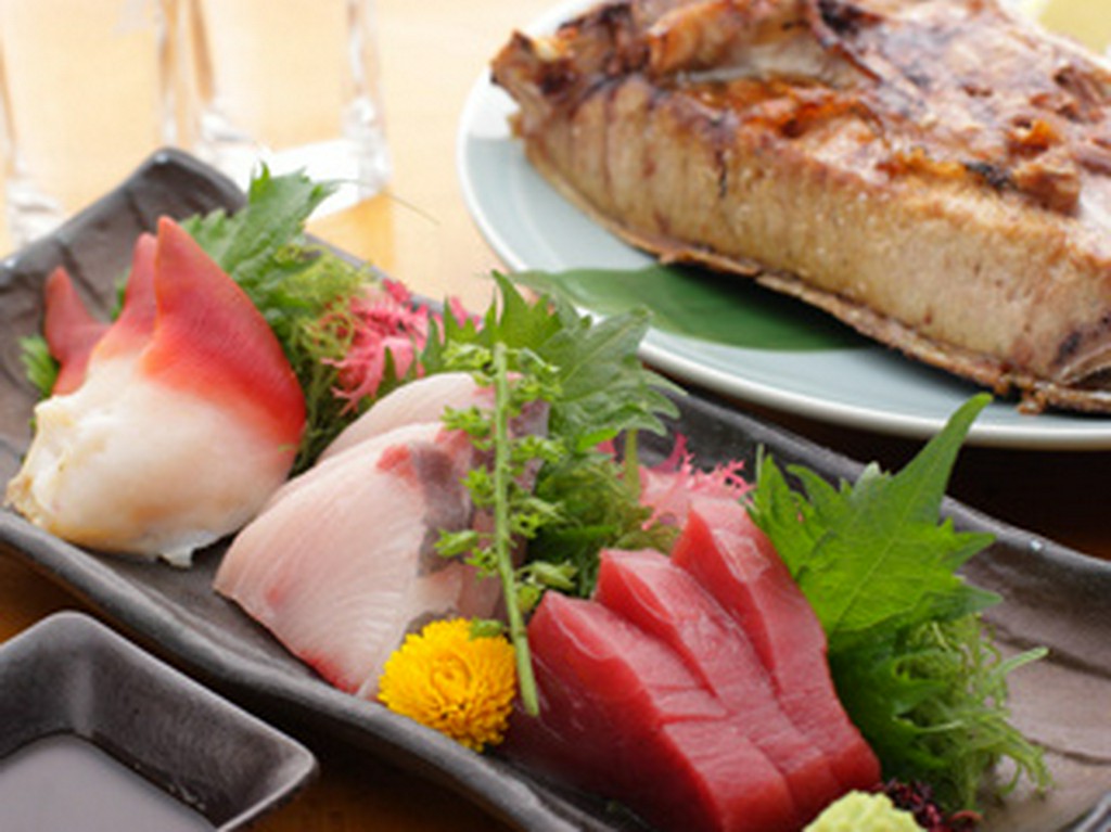 刺身三点盛と鮪カマ焼き