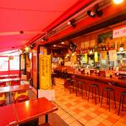 店内のポップさ、笑顔溢れるスタッフたちが作り出す雰囲気で楽しいお酒の席をサポートいたします。気付けばお客様同士で仲良く飲んでいる風景も。美味しいお食事、活気溢れる店内で心行くまでお楽しみ下さい。