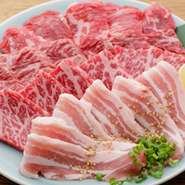 卸直送の鮮度抜群の焼肉を七輪で香ばしく焼き上げてお召し上がり下さい。