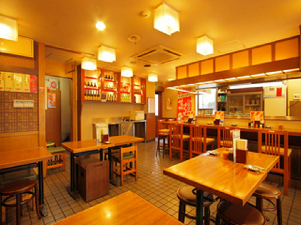 テーブル席、カウンターのある2階