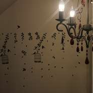 細い階段を上がり、一歩中に入ると、ウッディで落ち着いた空間が広がります。温もりのあふれる店内でゆったりと食事が楽しめる、隠れ家的なレストランです。