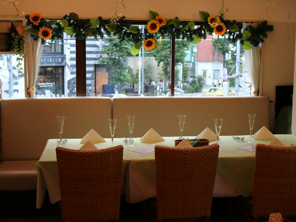 ゆったりとしたお席で食事や会話を楽しめます