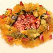 鯨の尾肉のカルパッチョ　　　コース料理より