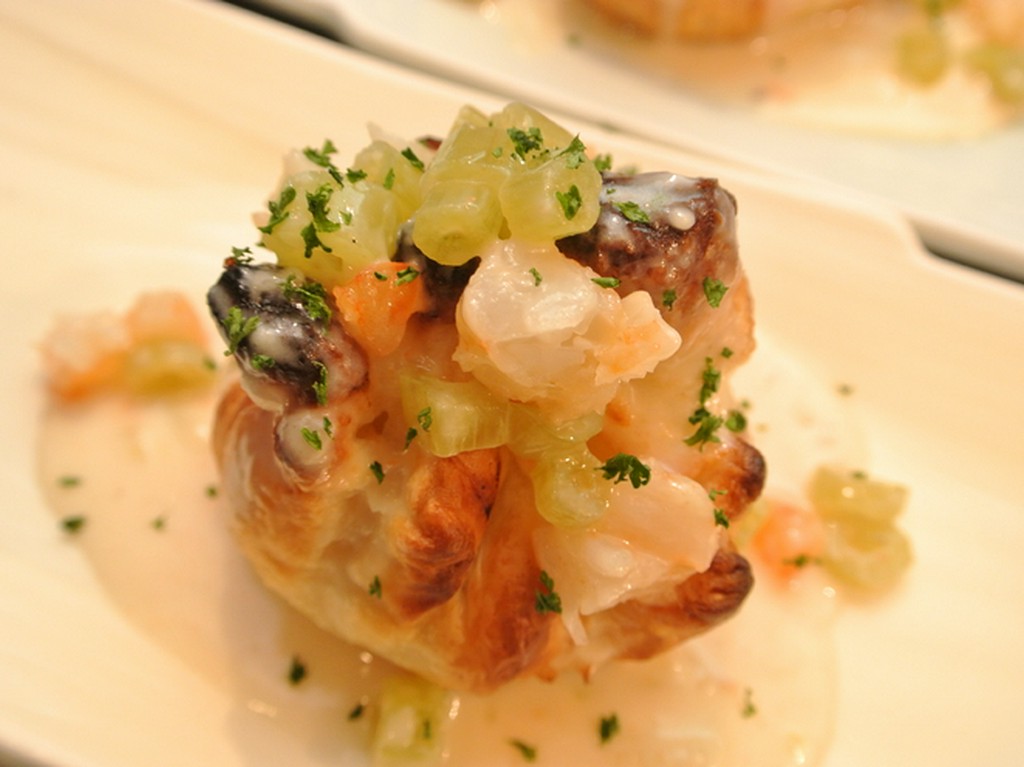 魚介のパイ包み焼きと旬の野菜のソース　　　コース料理より