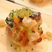 魚介のパイ包み焼きと旬の野菜のソース　　　コース料理より