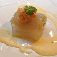 葛餅にまかれた蕗　　　コース料理より