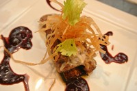豚のフィレ肉を、牛肉のスライスで巻き炭火焼しました。ブリックの食感とともにどうぞ。