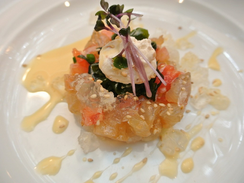 スズキの軽いずけ、マスカルポーネの白和え　　　　コース料理より