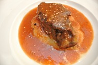 和牛ほほ肉を、赤ワインでにこみ、そのお出汁でお餅を、煮込みマリアージュしました。