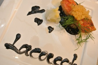 特別コースより    金目鯛のソテー金色のとび子　        コース料理より              イカ墨の書道