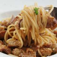 イタリア代表のキノコ、ポルチーニの旨味をたっぷり絡めた生麺のスパゲティ。自家製サルシッチャとご一緒に