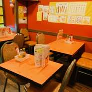 一階テーブル席です、グループ内でも工夫してご着席いただいております。