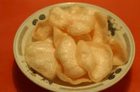 横浜中華街でおなじみの　舌にくっつくエビせんです　みんなでワイワイいけます