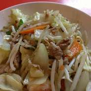 塩コショウの利いたシャキシャキの野菜炒めは人気の一品！　豚肉・海老入り。
