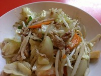 塩コショウの利いたシャキシャキの野菜炒めは人気の一品！　豚肉・海老入り。
