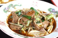 自家製調味液に漬け込んだ豚レバーと野菜の炒めもの
　定食でも人気です。　
