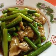 　ニン芽の食感がクセになる一品
