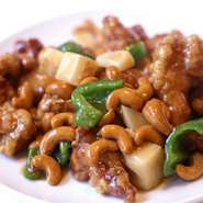 鳥の唐揚げとカシューナッツの炒め　　
写真はLサイズです！宴会用