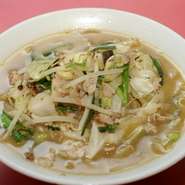 豚肉と野菜の炒め煮 味噌スープです
油少なめの 食べ易いミソラーメンです。