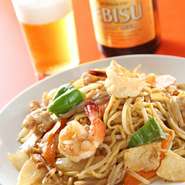 もっちり焼きラーメン。　※写真：ビールは別売りです