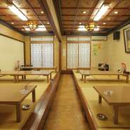 最大60名様座れる宴会場をご用意。もちろん個室になっていますので、周りを気にせずゆったりとお寛ぎ頂けます。10名様まで座れる円卓の完全個室は、会食やご接待などにお勧めです。