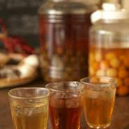 【女子会】にもお使いいただけるような落ち着いた空間です。ゆっくりと話に花を咲かせてください。自家製果実酒もおすすめです。