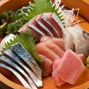 1人前1250円～ございます。
その日仕入れた旬の鮮魚を存分にご堪能ください。
本日の鮮魚は店内のオススメボードをご覧くださいませ。